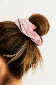 velour-hair-scrunchie-pink-03