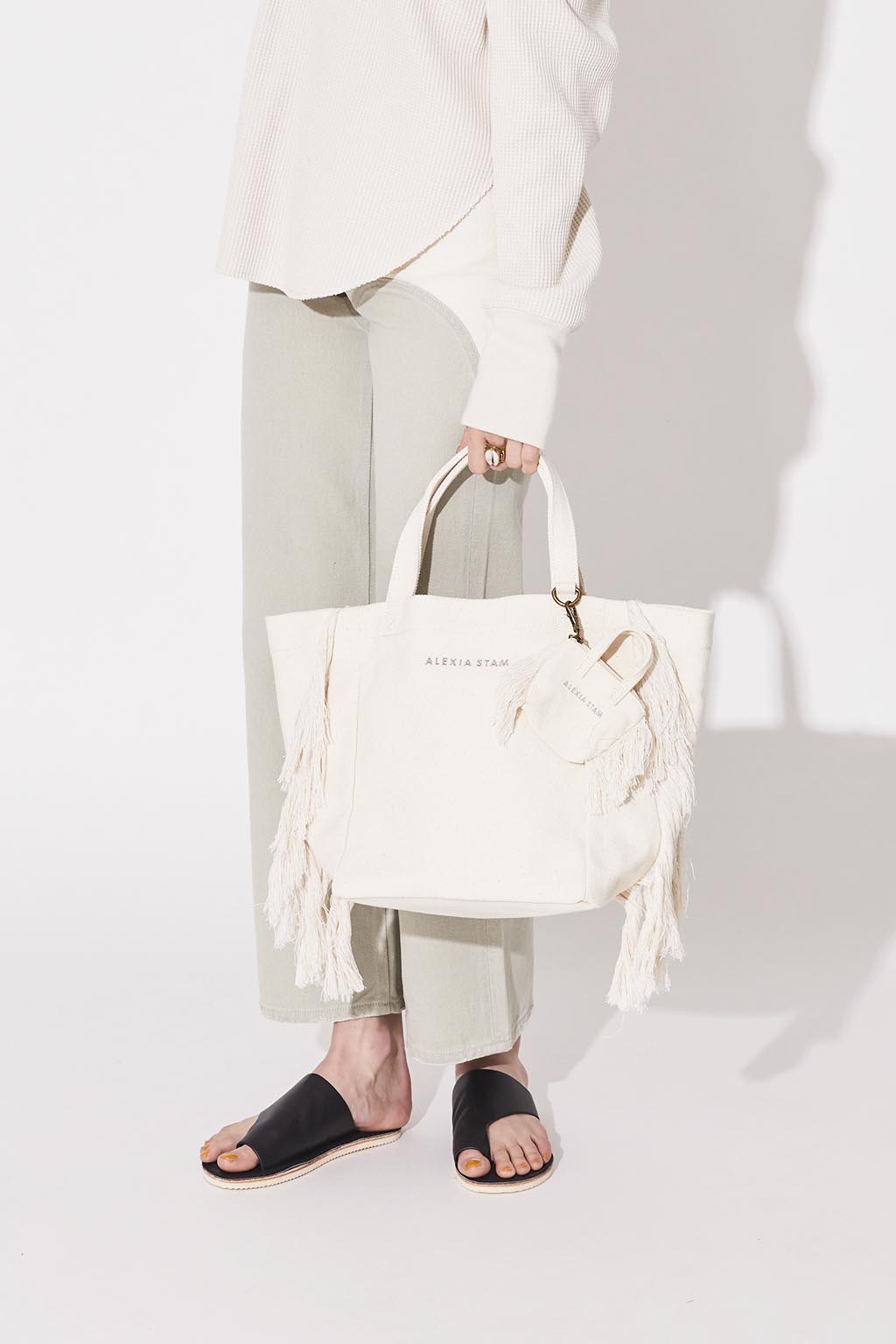 side-fringe-medium-tote-bag-with-pouch-ivory-01