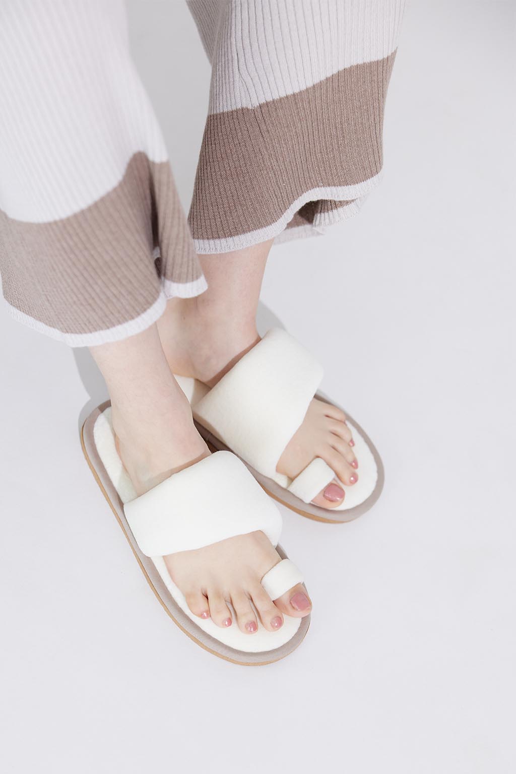 toe-ring-cushion-slippers-01