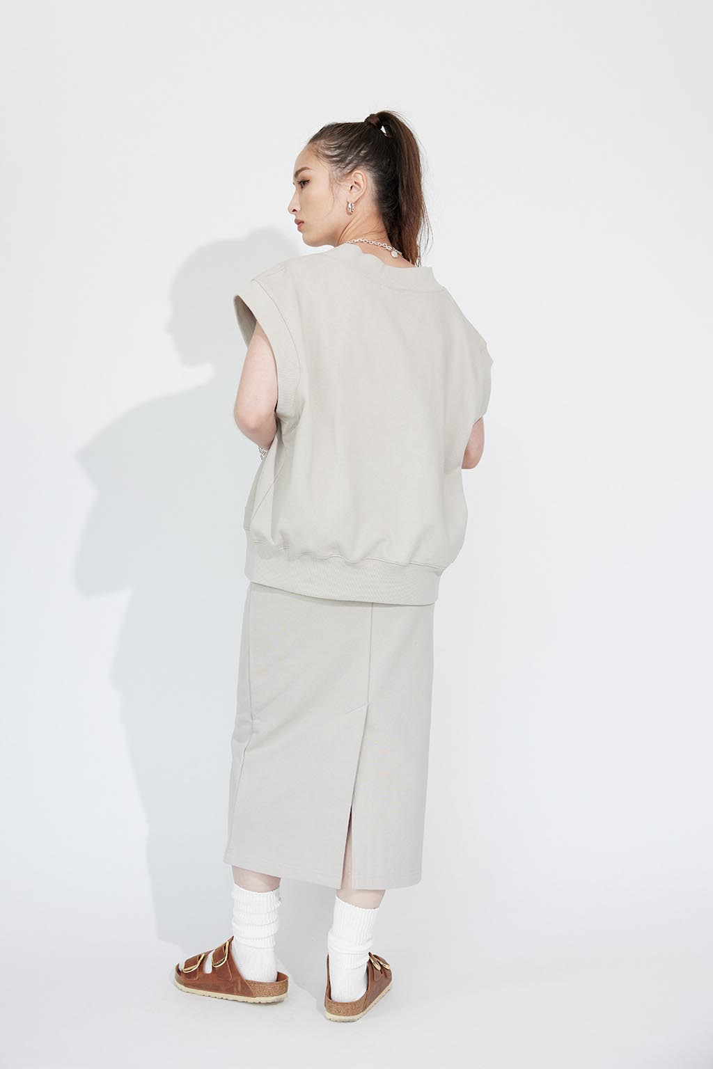 v-neck-sweatshirt&skirt-set-greige-05