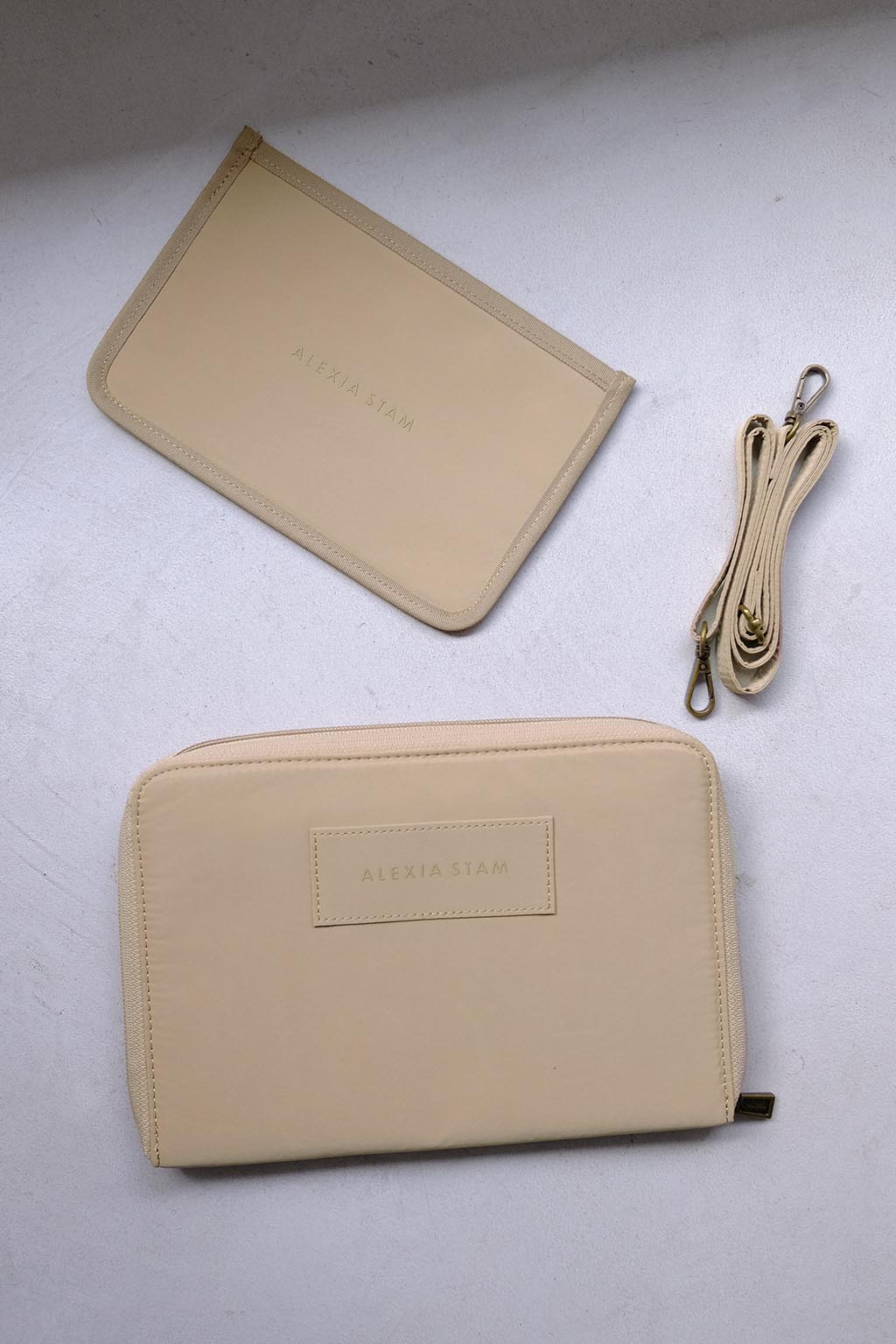 アリシアスタン Logo Multi Case Beige - マザーズバッグ