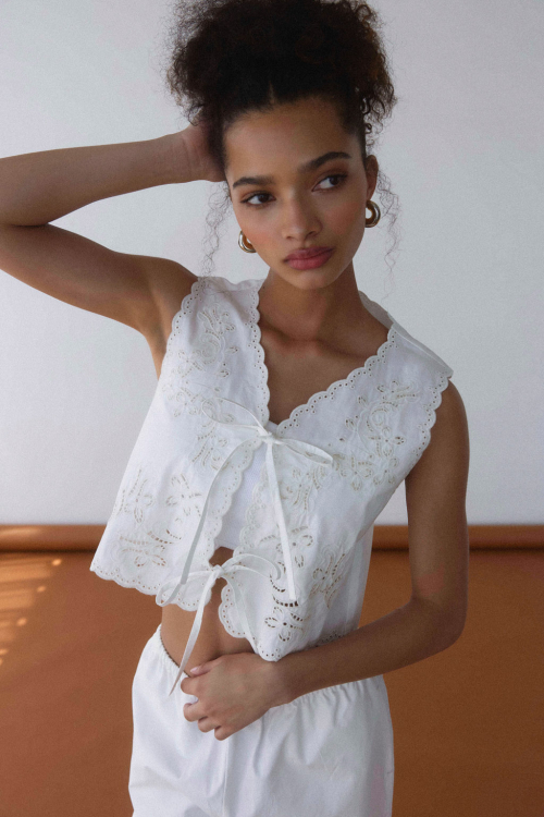 Embroidery Sleeveless Blouse
